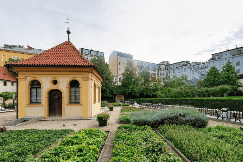 Small pavilion and garden beds inside Franciscan Garden in Prague, a peaceful green space near Wenceslas Square.